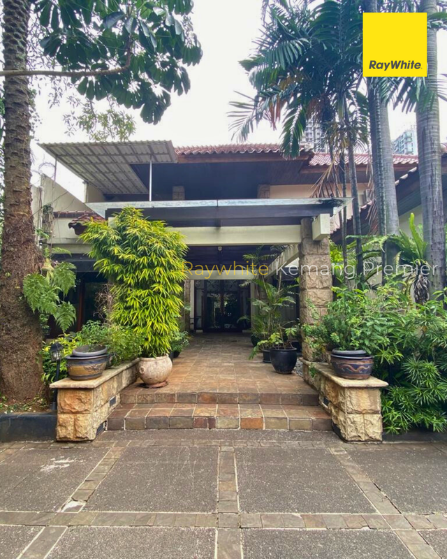 Rumah mewah gaya arsitektur klasik tropis dengan sentuhan Mediterranean di Ampera Kemang