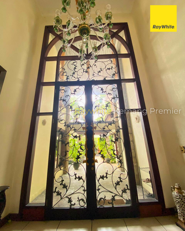 Rumah mewah gaya arsitektur klasik tropis dengan sentuhan Mediterranean di Ampera Kemang