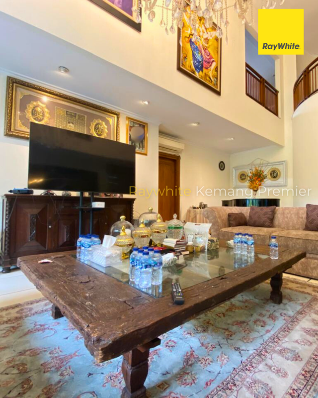 Rumah mewah gaya arsitektur klasik tropis dengan sentuhan Mediterranean di Ampera Kemang