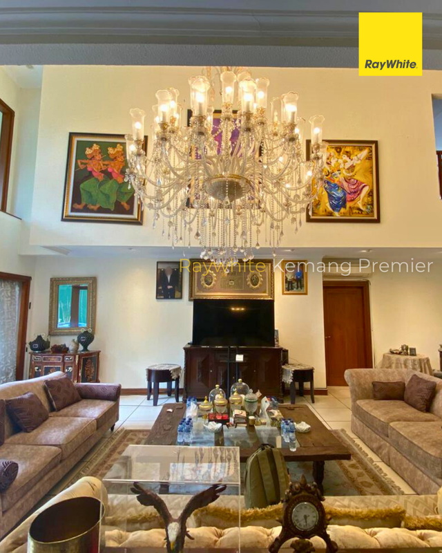 Rumah mewah gaya arsitektur klasik tropis dengan sentuhan Mediterranean di Ampera Kemang