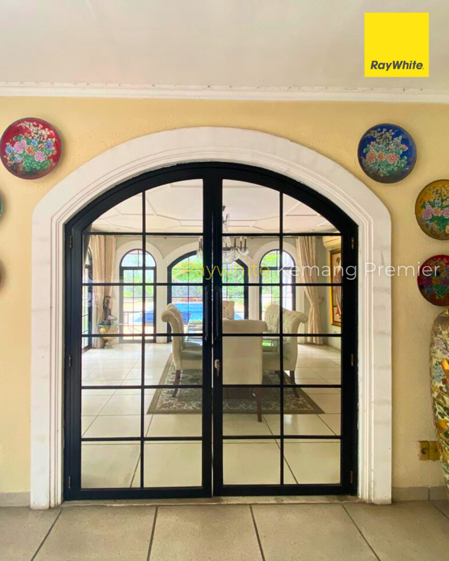 Rumah mewah gaya arsitektur klasik tropis dengan sentuhan Mediterranean di Ampera Kemang