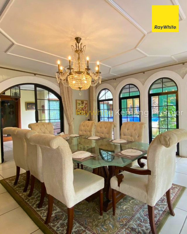 Rumah mewah gaya arsitektur klasik tropis dengan sentuhan Mediterranean di Ampera Kemang