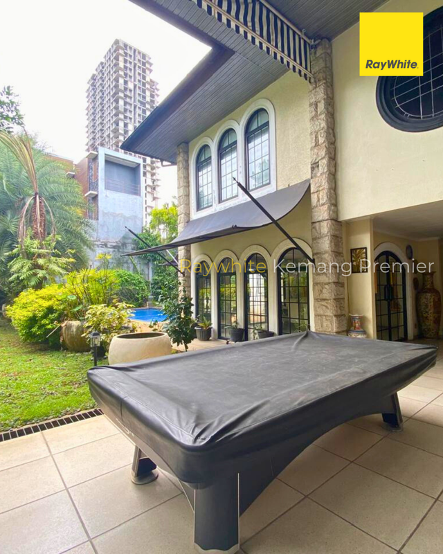 Rumah mewah gaya arsitektur klasik tropis dengan sentuhan Mediterranean di Ampera Kemang