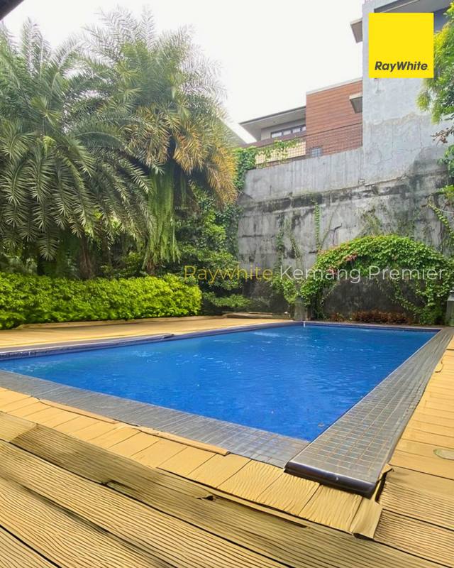 Rumah mewah gaya arsitektur klasik tropis dengan sentuhan Mediterranean di Ampera Kemang