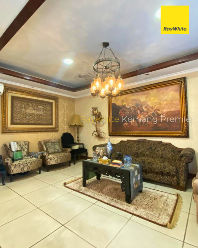 Rumah mewah gaya arsitektur klasik tropis dengan sentuhan Mediterranean di Ampera Kemang