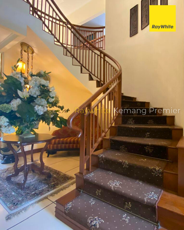 Rumah mewah gaya arsitektur klasik tropis dengan sentuhan Mediterranean di Ampera Kemang