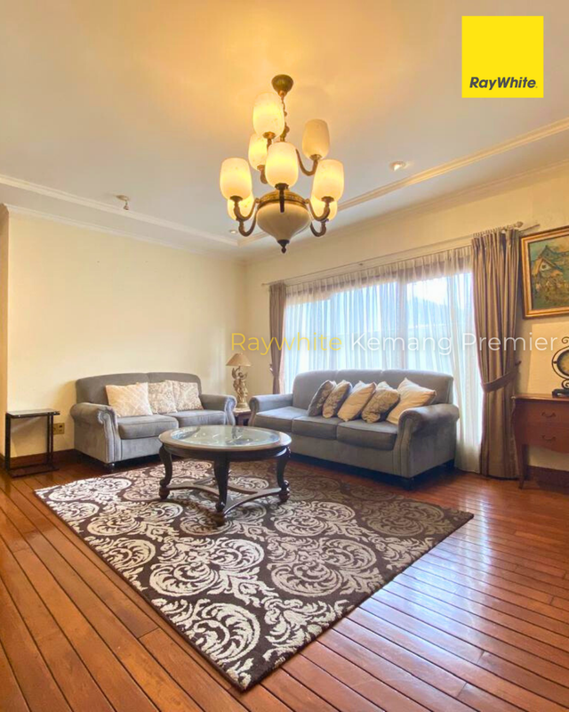 Rumah mewah gaya arsitektur klasik tropis dengan sentuhan Mediterranean di Ampera Kemang