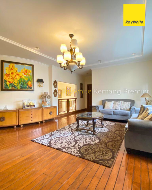 Rumah mewah gaya arsitektur klasik tropis dengan sentuhan Mediterranean di Ampera Kemang