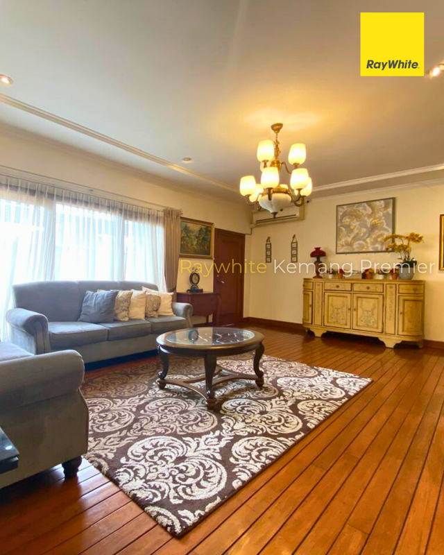 Rumah mewah gaya arsitektur klasik tropis dengan sentuhan Mediterranean di Ampera Kemang