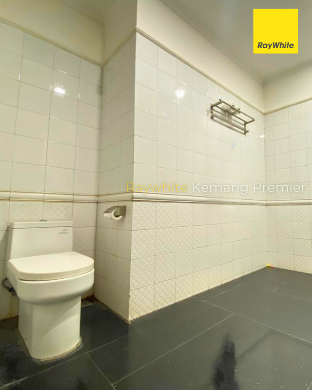 Rumah mewah gaya arsitektur klasik tropis dengan sentuhan Mediterranean di Ampera Kemang