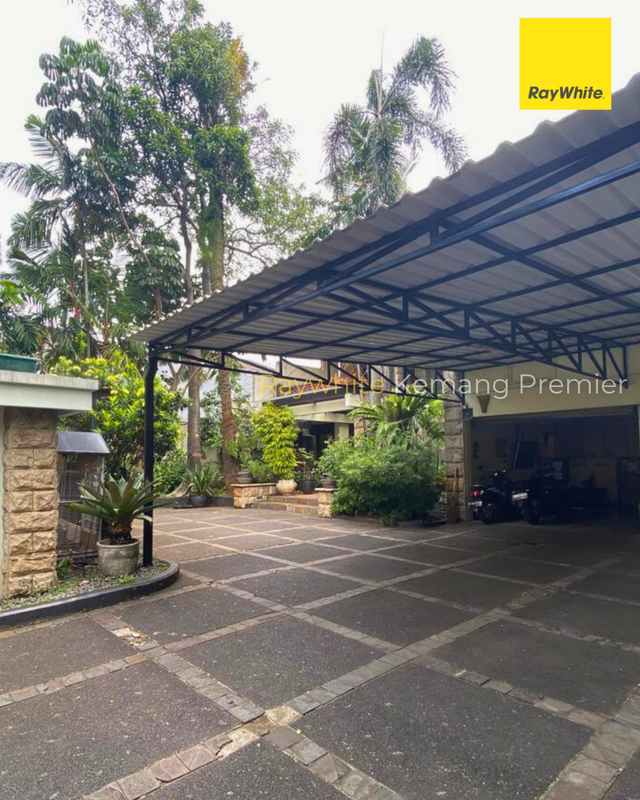 Rumah mewah gaya arsitektur klasik tropis dengan sentuhan Mediterranean di Ampera Kemang