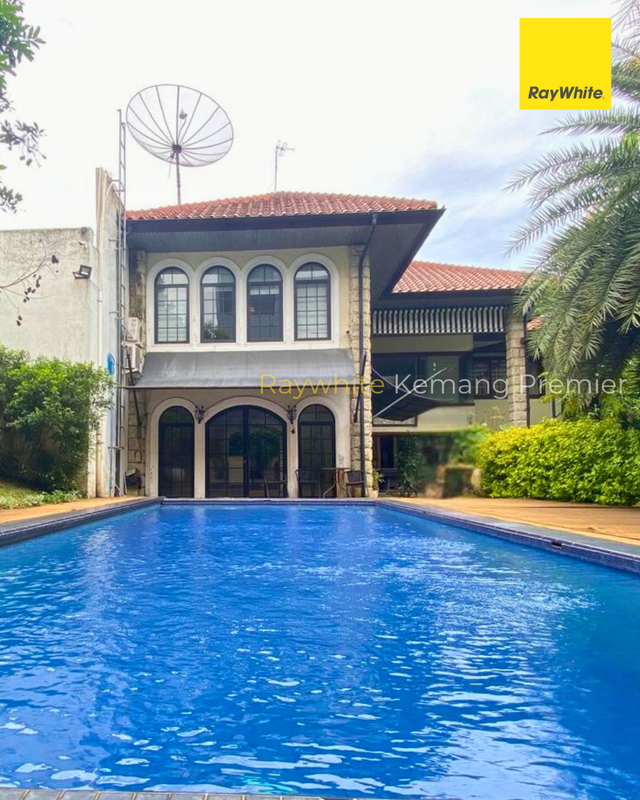 Rumah mewah gaya arsitektur klasik tropis dengan sentuhan Mediterranean di Ampera Kemang