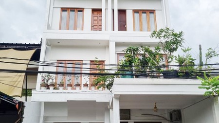 Rumah Minimalis, Bagus, Siap huni Lokasi strategis di Tanah Kusir