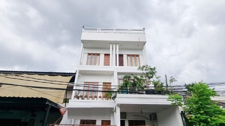 Rumah Minimalis 4 Lantai, Bagus, siap huni di Tanah Kusir