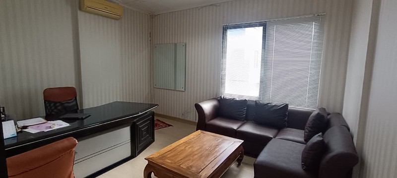 Ruko komersial dalam komplek rukan RS. Fatmawati Jakarta Selatan 