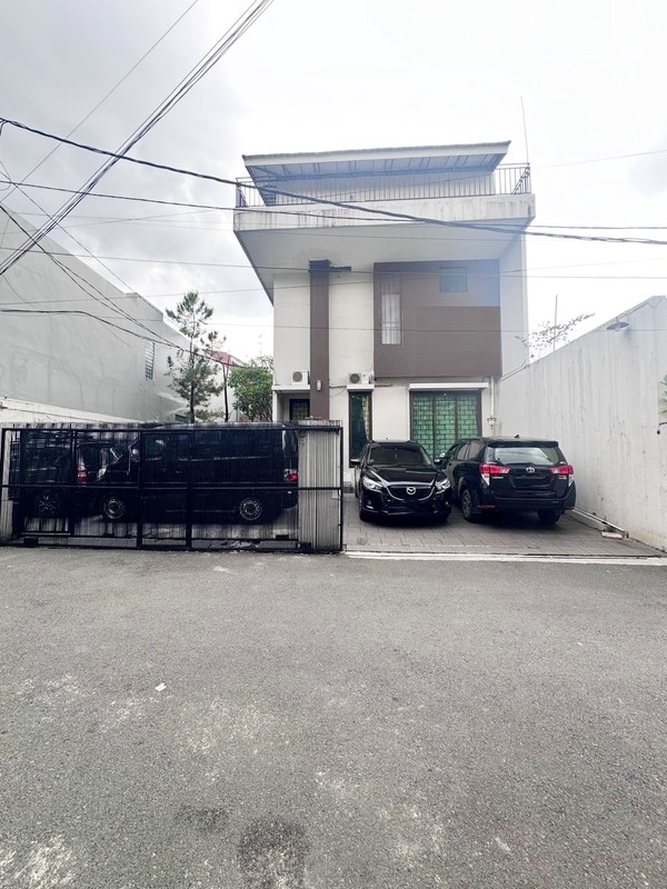 Dijual Gedung Office 3 Lantai, Lokasi Strategis di Cipete