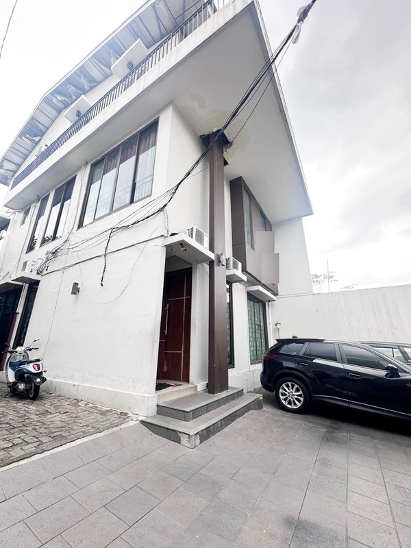 Dijual Gedung Office 3 Lantai, Lokasi Strategis di Cipete