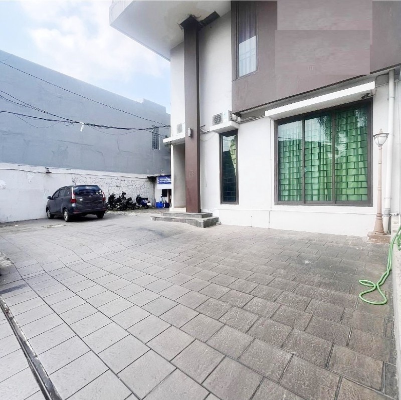 Dijual Gedung Office 3 Lantai, Lokasi Strategis di Cipete