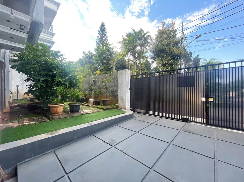 Rumah 3 Lantai, bangunan Kokoh, bebas banjir dan lokasi strategis  di Bintaro- Jakarta Selatan