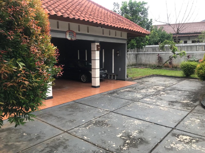 Rumah Asri dengan Halaman Luas dan Nyaman Daerah Cipayung Jakarta Timur