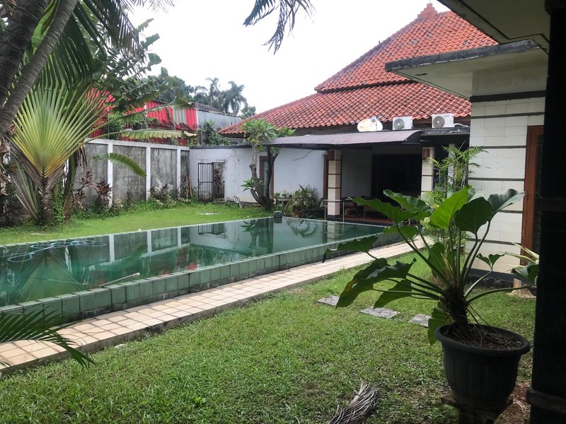 Rumah Asri dengan Halaman Luas dan Nyaman Daerah Cipayung Jakarta Timur