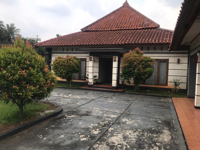 Rumah Asri dengan Halaman Luas dan Nyaman Daerah Cipayung Jakarta Timur
