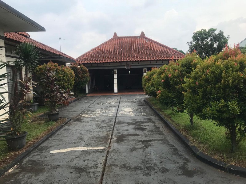 Rumah Asri dengan Halaman Luas dan Nyaman Daerah Cipayung Jakarta Timur