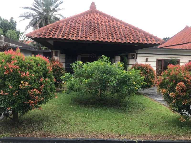 Rumah Asri dengan Halaman Luas dan Nyaman Daerah Cipayung Jakarta Timur