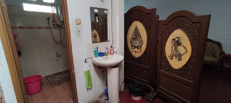 Rumah Luas Siap Huni Strategis Jalan Akses Mobil di Kramat Jati, Jaktim, Hunian Nyaman untuk Keluarga Besar