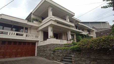 Rumah Mewah Sayap Pasteur dengan Backyard luas depan belakang