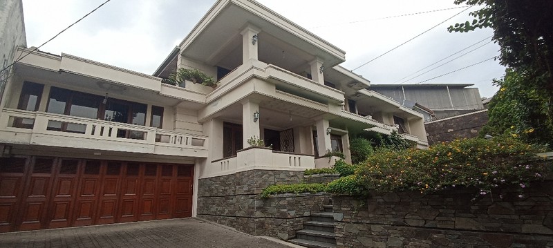 Rumah Mewah Sayap Pasteur dengan Backyard luas depan belakang