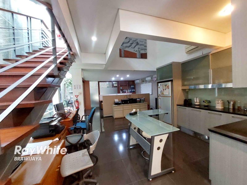 Townhouse di Cipete Utara, Kebayoran Baru, Dalam Cluster, 5 menit ke MRT Haji Nawi