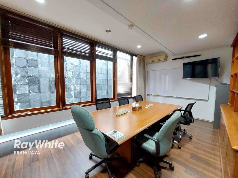 Townhouse di Cipete Utara, Kebayoran Baru, Dalam Cluster, 5 menit ke MRT Haji Nawi