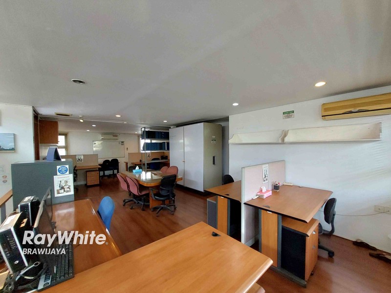 Townhouse di Cipete Utara, Kebayoran Baru, Dalam Cluster, 5 menit ke MRT Haji Nawi