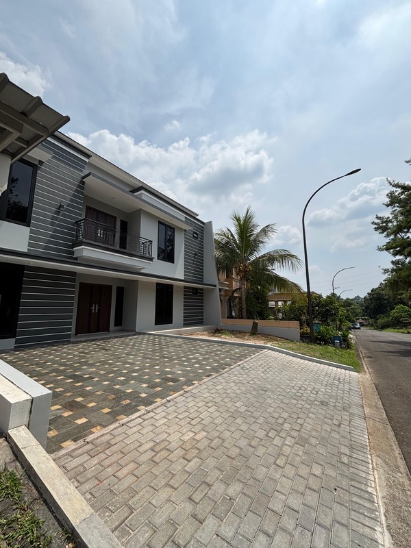 Rumah Luas Brand New Hadap Taman di Kota Wisata Cibubur 