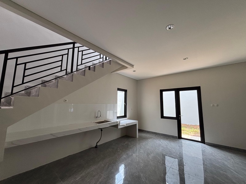 Rumah Luas Brand New Hadap Taman di Kota Wisata Cibubur 