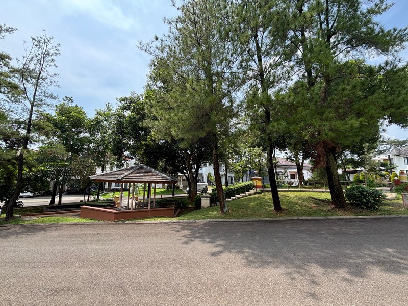 Rumah Luas Brand New Hadap Taman di Kota Wisata Cibubur 