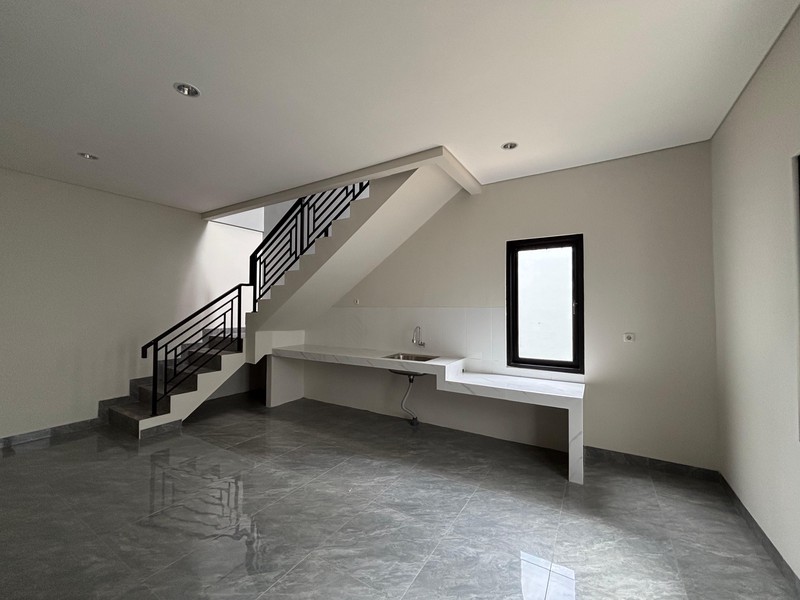 Rumah Luas Brand New Hadap Taman di Kota Wisata Cibubur 