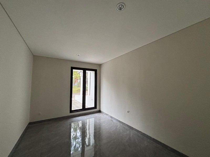 Rumah Luas Brand New Hadap Taman di Kota Wisata Cibubur 