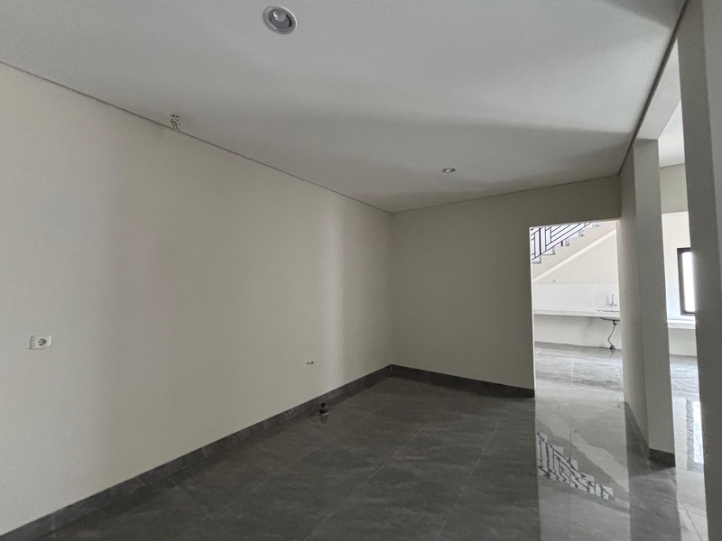 Rumah Luas Brand New Hadap Taman di Kota Wisata Cibubur 