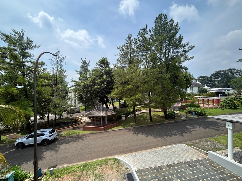 Rumah Luas Brand New Hadap Taman di Kota Wisata Cibubur 