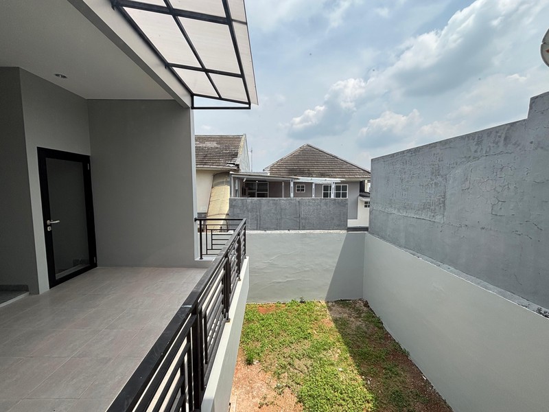 Rumah Luas Brand New Hadap Taman di Kota Wisata Cibubur 