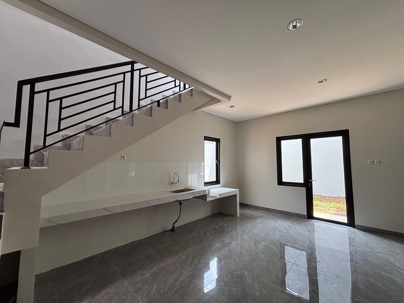 Rumah Luas Brand New Hadap Taman di Kota Wisata Cibubur 