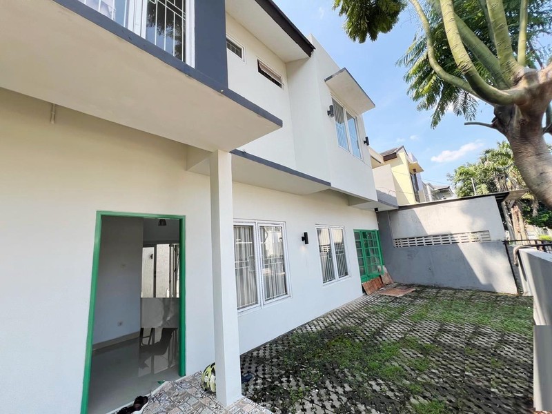 Rumah 2 Lantai, Rapih, Siap Huni Lokasi strategis di Bintaro Sektor 9