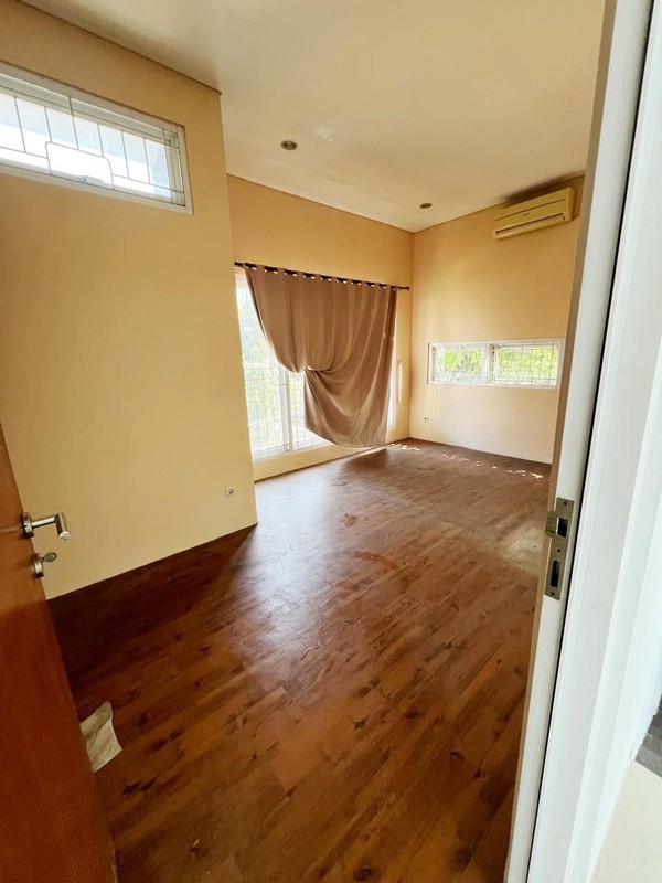 Rumah 2 Lantai, Rapih, Siap Huni Lokasi strategis di Bintaro Sektor 9