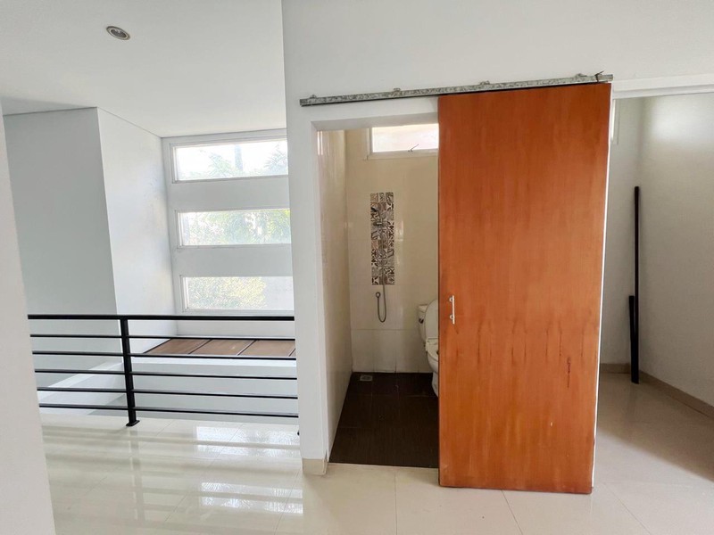 Rumah 2 Lantai, Rapih, Siap Huni Lokasi strategis di Bintaro Sektor 9