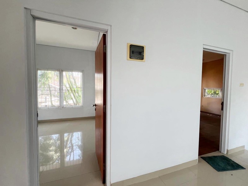 Rumah 2 Lantai, Rapih, Siap Huni Lokasi strategis di Bintaro Sektor 9