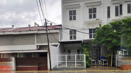 Ruko Strategis dan Cantik di Tebet, Cocok untuk Kantor, 2 Akses Mobil, Lokasi Premium untuk Bisnis Anda