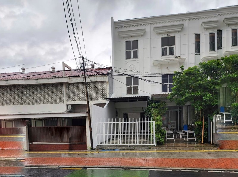 Ruko Strategis dan Cantik di Tebet, Cocok untuk Kantor, 2 Akses Mobil, Lokasi Premium untuk Bisnis Anda