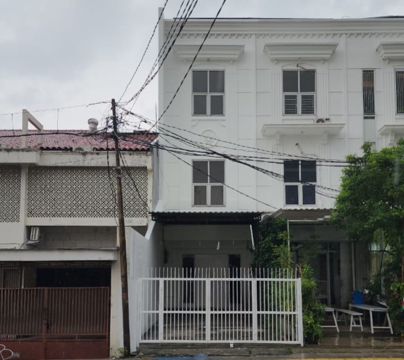 Ruko Strategis dan Cantik di Tebet, Cocok untuk Kantor, 2 Akses Mobil, Lokasi Premium untuk Bisnis Anda